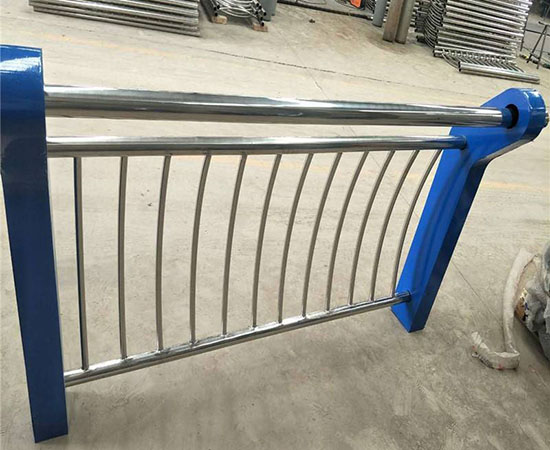 疫情防疫期間如何施工不銹鋼復合管護欄?